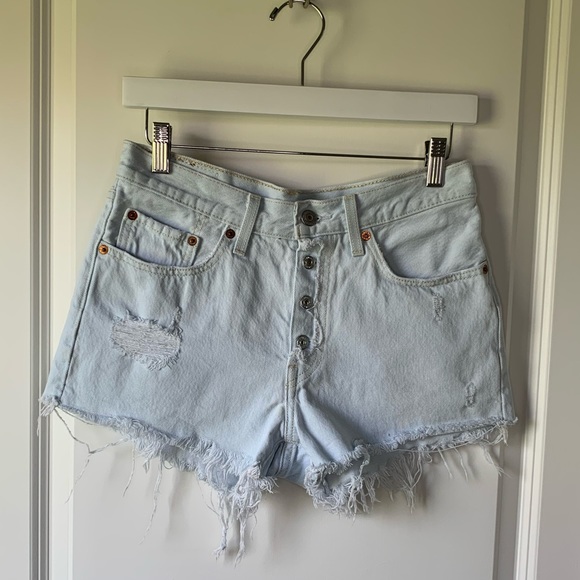Levi’s 501 light wash mid rise cut off short - Picture 6 of 9